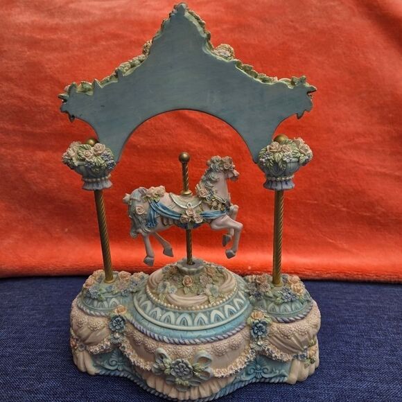 Classic Treasures Horse Carousel Moves Up And Down Love Makes The World Go Round - Picture 7 of 8